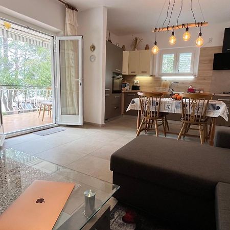 Sidus Maris, Spacious Seaside Apartment With Free Parking Martinscica  Exterior photo